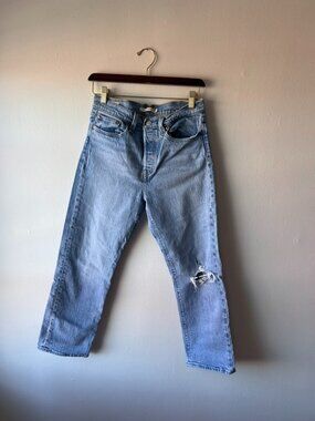 LEVI WEDGIE STRAIGHT DENIM W/ HOLE ON KNEE 🌀